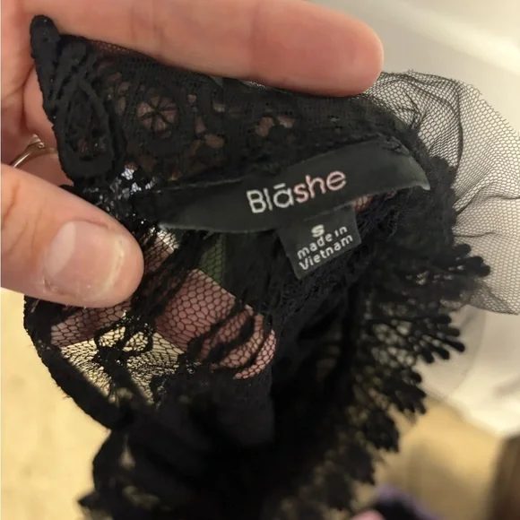 Elegant Black Lace Women's Top - Picture 4 of 4